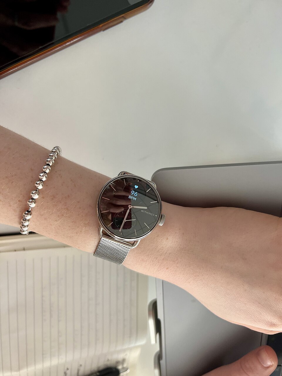 Fotografie einer schwarzen Withings ScanWatch 2